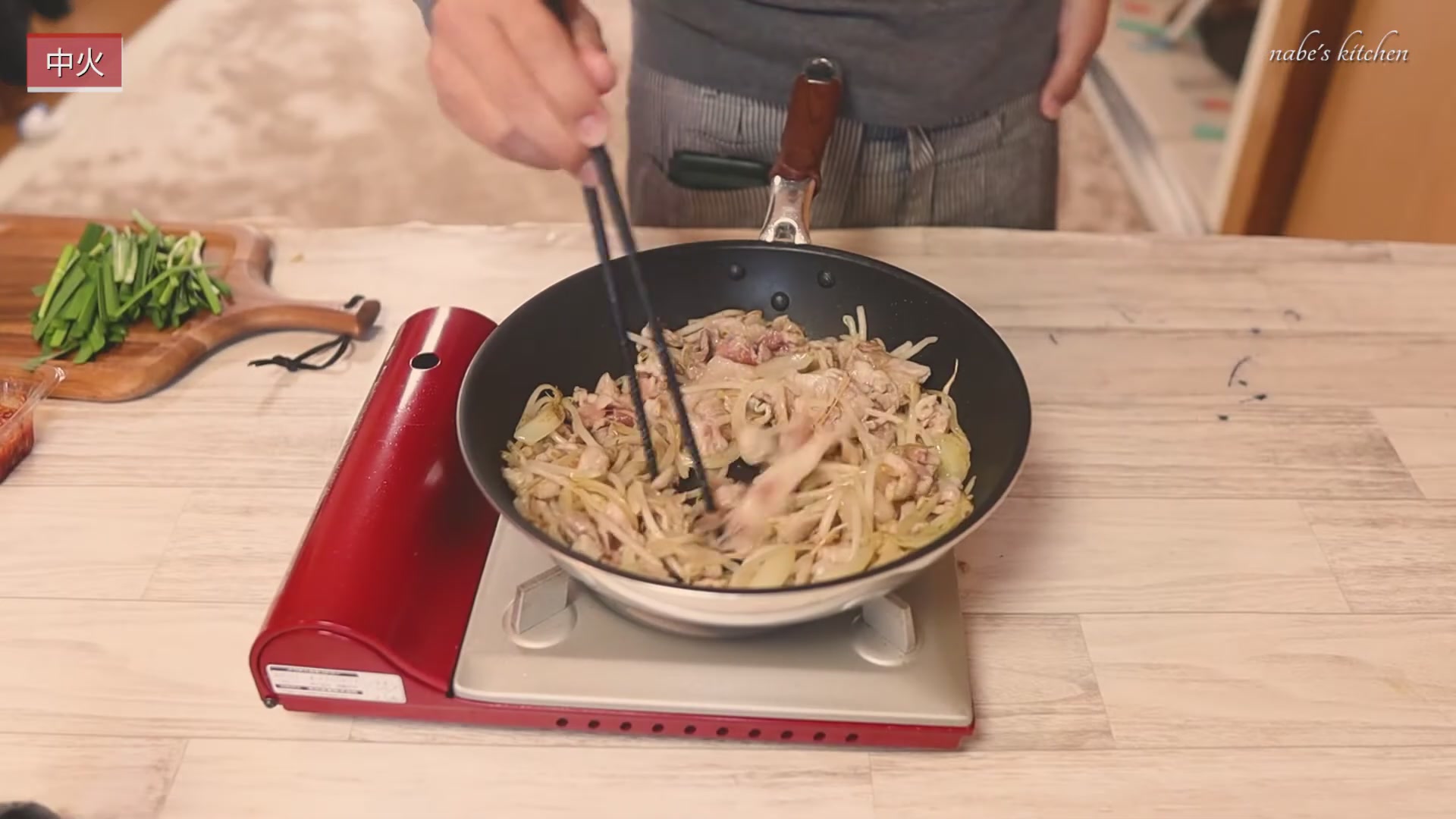 手順5:しんなりしたら肉を入れて、赤身がなくなるまで炒める