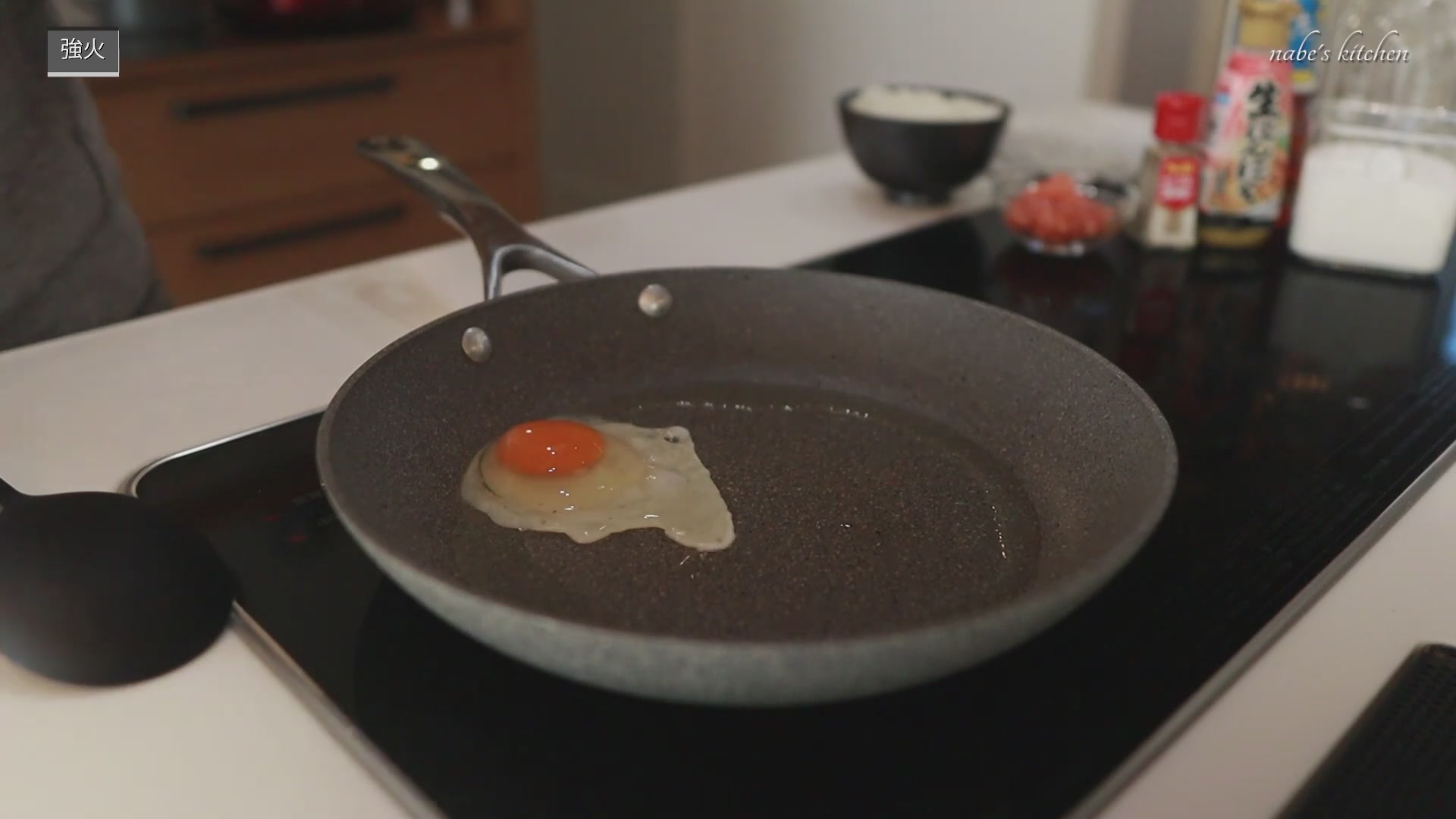 手順3：熱くなったら卵を炒めて、おろしにんにくを少々入れる
