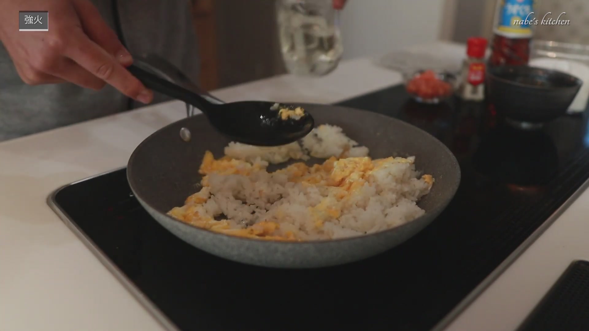 手順4：ごはんと料理酒を入れて、おたまの腹でほぐすように炒める