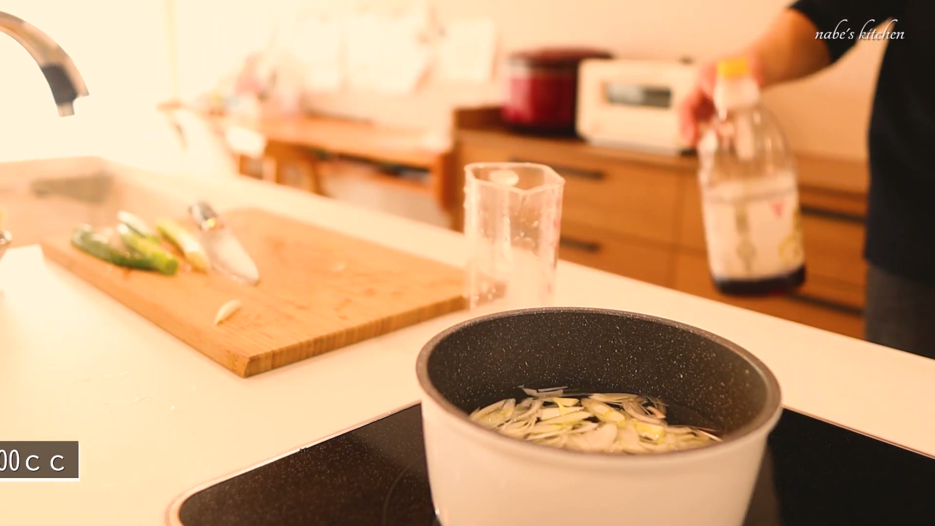 手順2:鍋に具材と水、白だしを入れて中火〜強火にかける