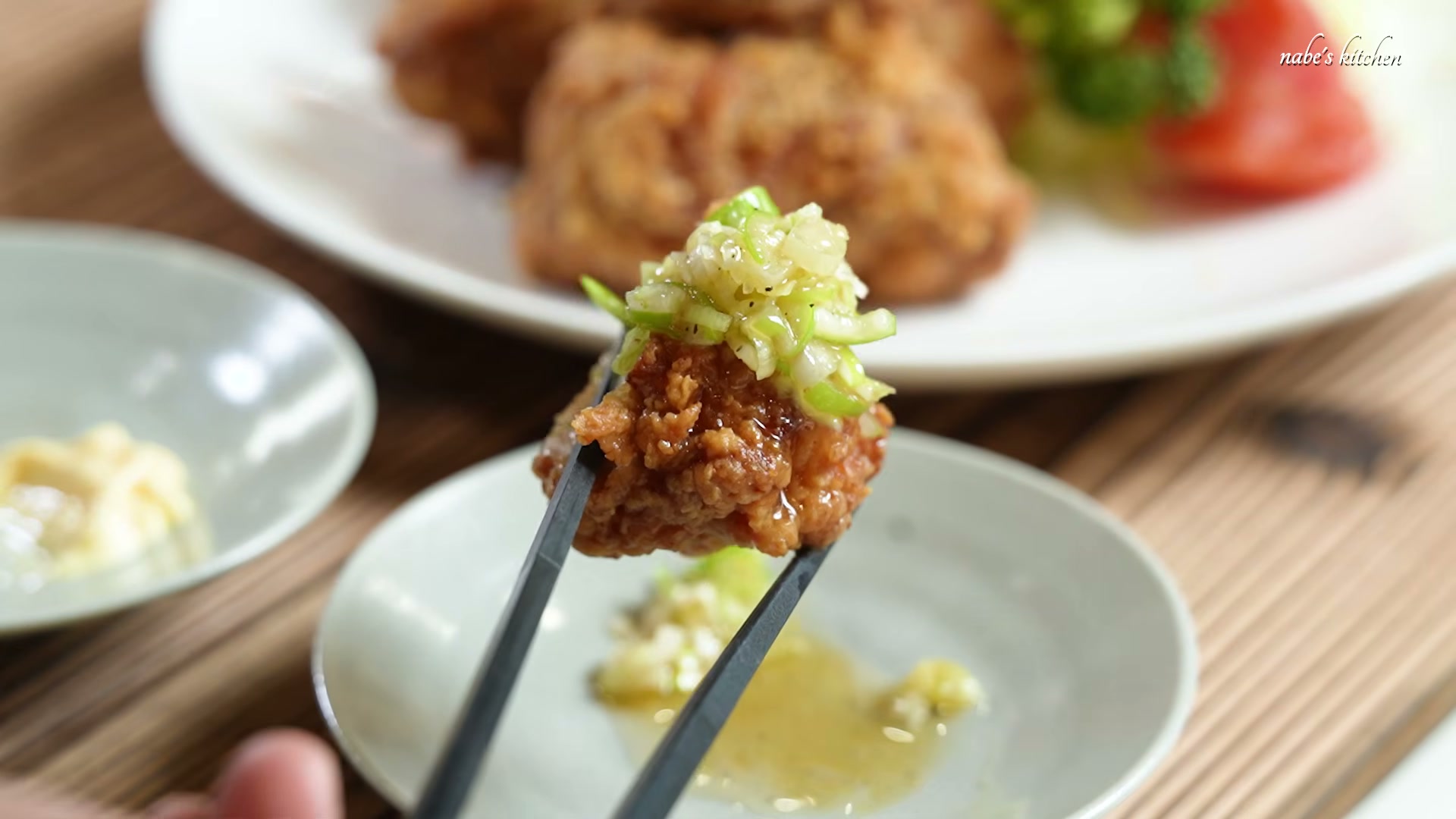 手順8:お好みの野菜と一緒に盛り付け、ネギ塩ダレをかけて完成