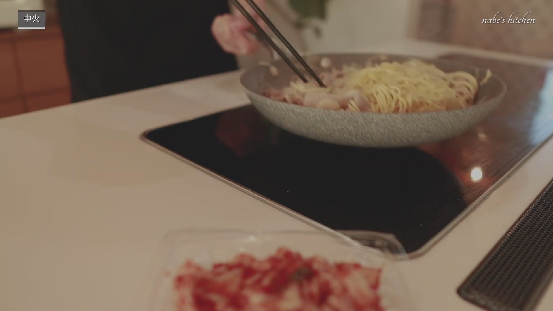 手順5:麺を入れて、切らないように混ぜる(硬いときは水を少々)