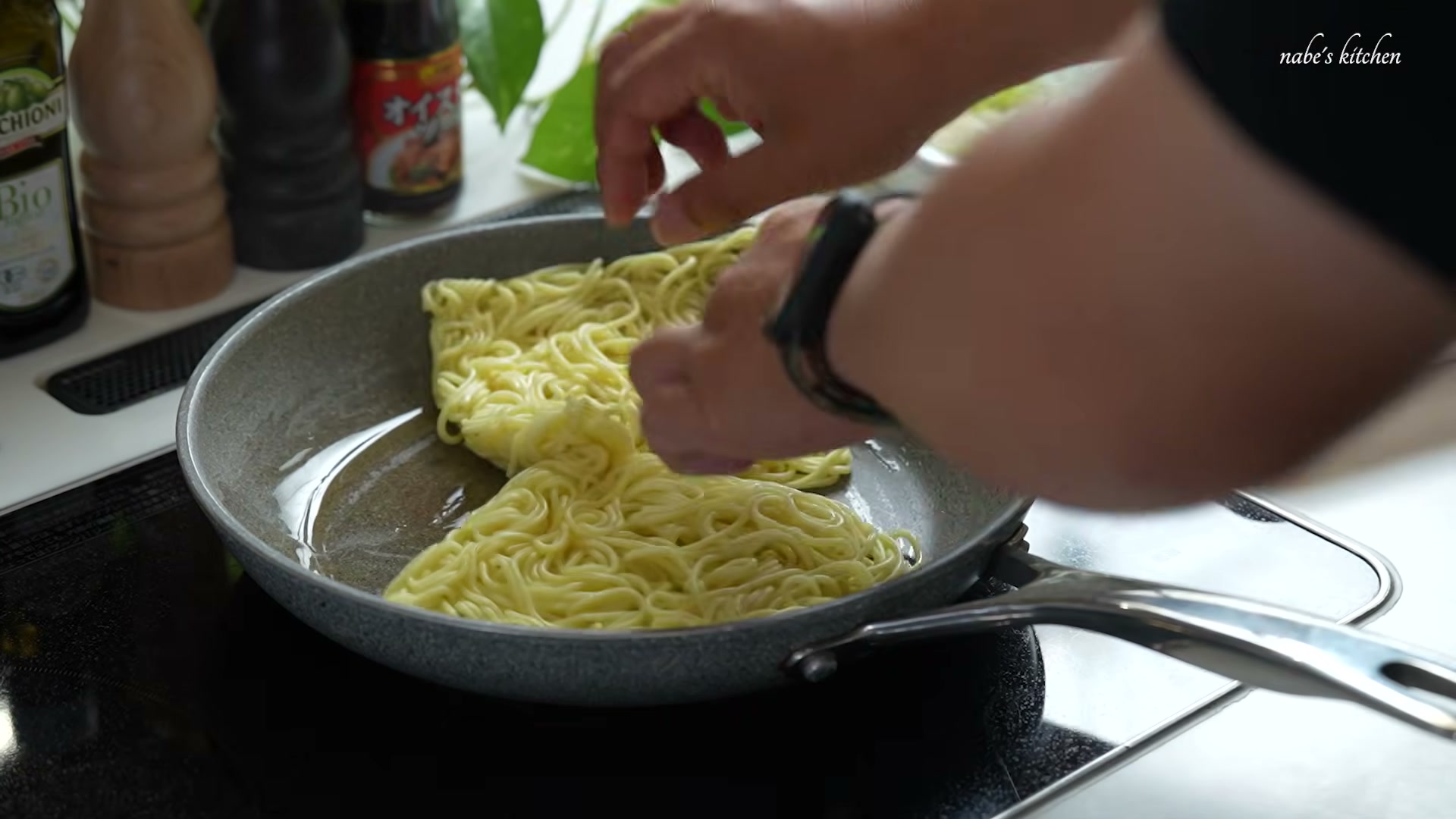 手順5:フライパンにごま油大さじ1を入れて中火で熱し、温めた中華麺を入れる