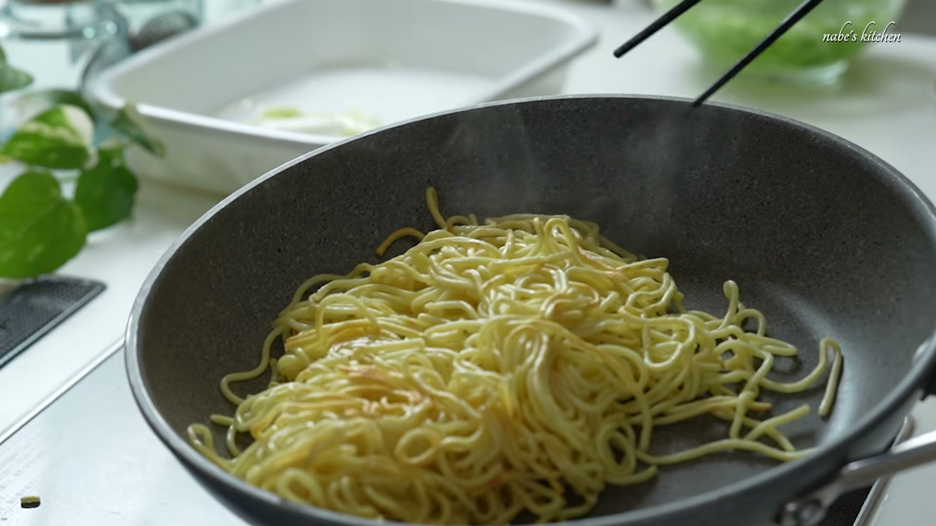 手順7:焼き目がついたら麺を軽くほぐし、一度取り出しておく