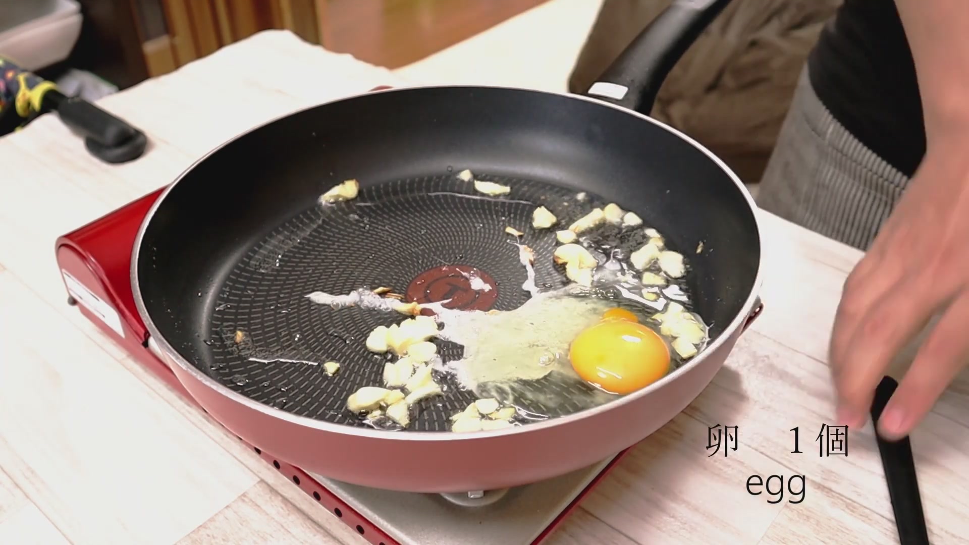 手順3:茶色くなってきたら卵を入れて軽くほぐす