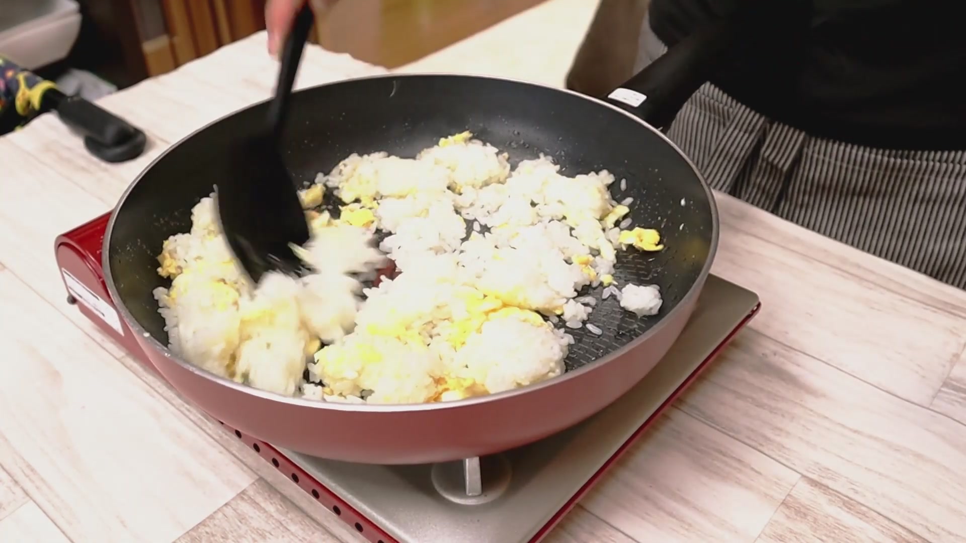 手順4:白ごはんと料理酒を入れて、強火で炒める