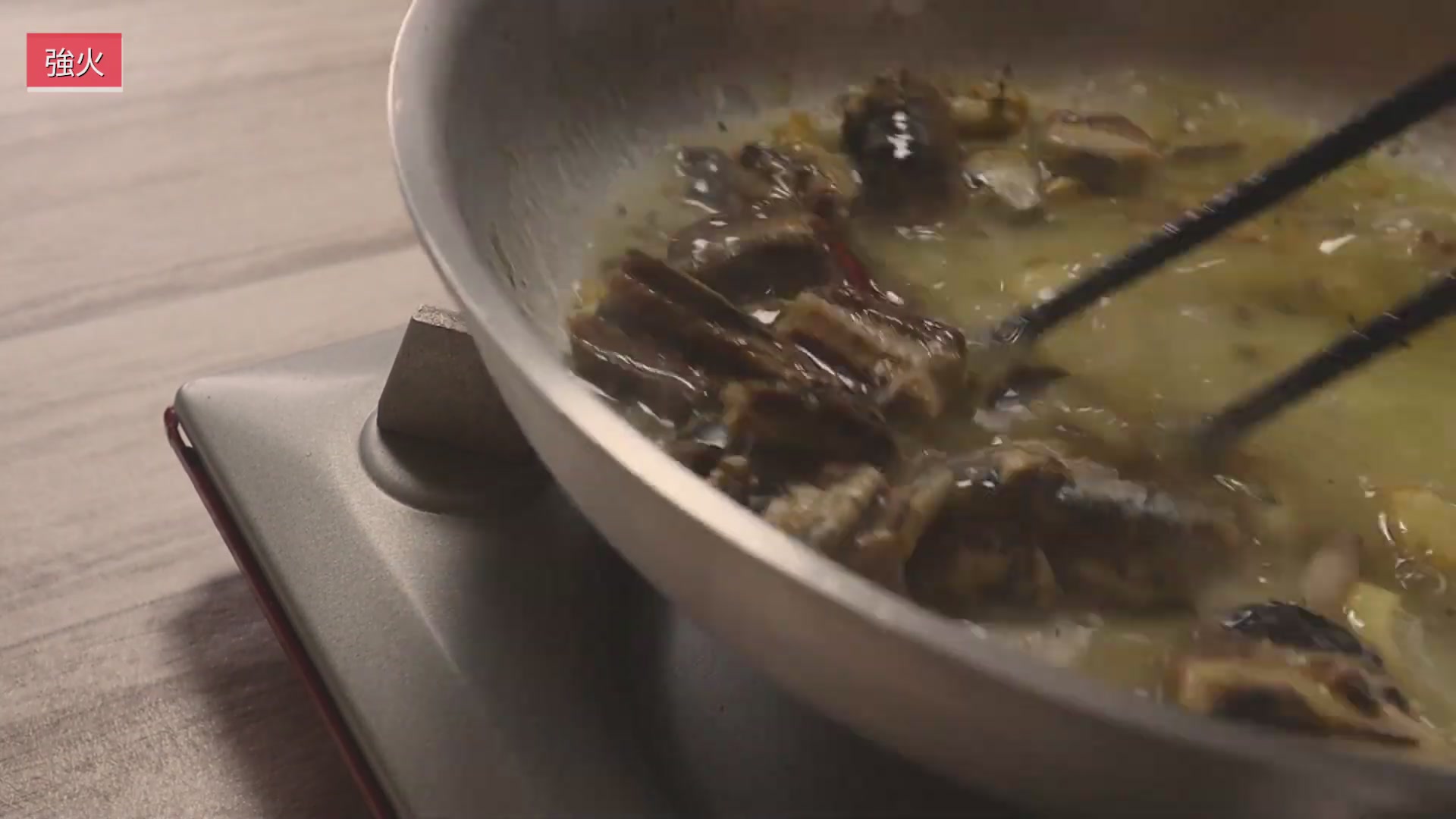 手順6:よく混ぜて、お玉半分の茹で汁を加えてさらに混ぜる