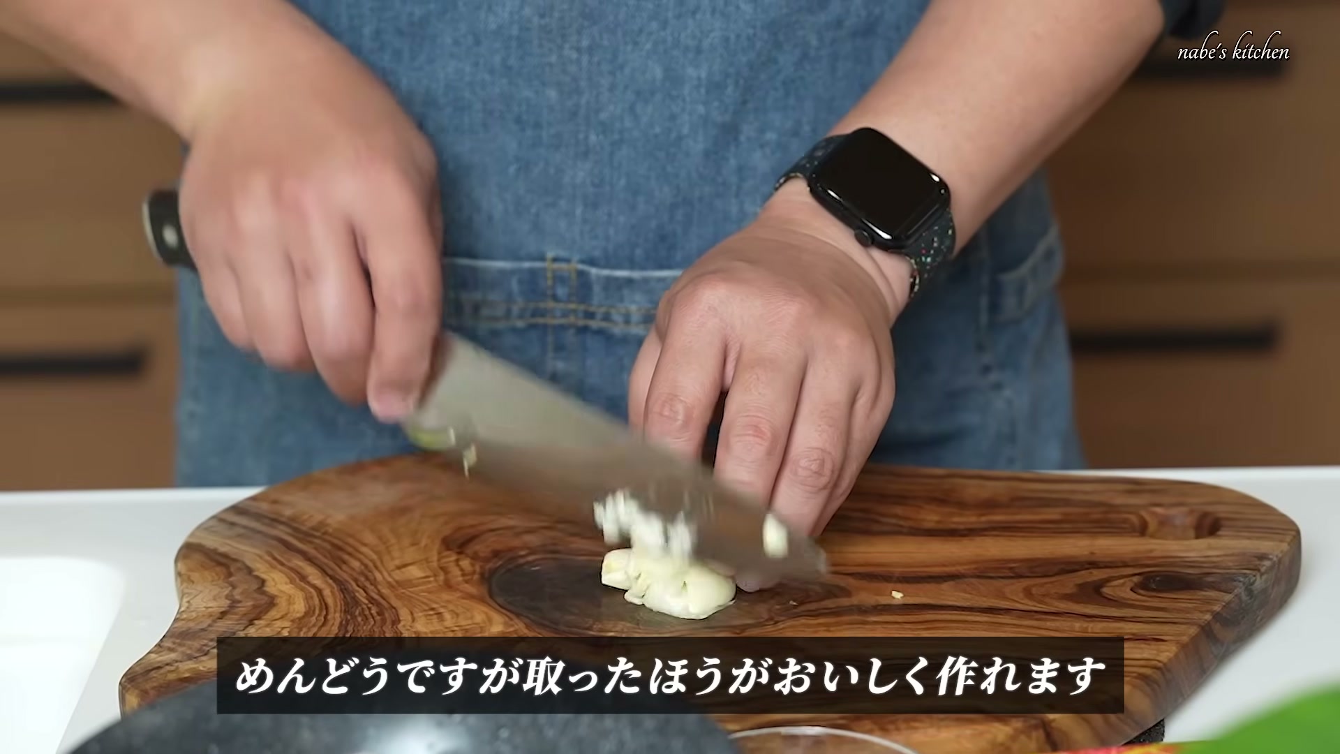 手順1:にんにくの皮をむき、ニンニクをつぶして大きめのみじん切りにカットする