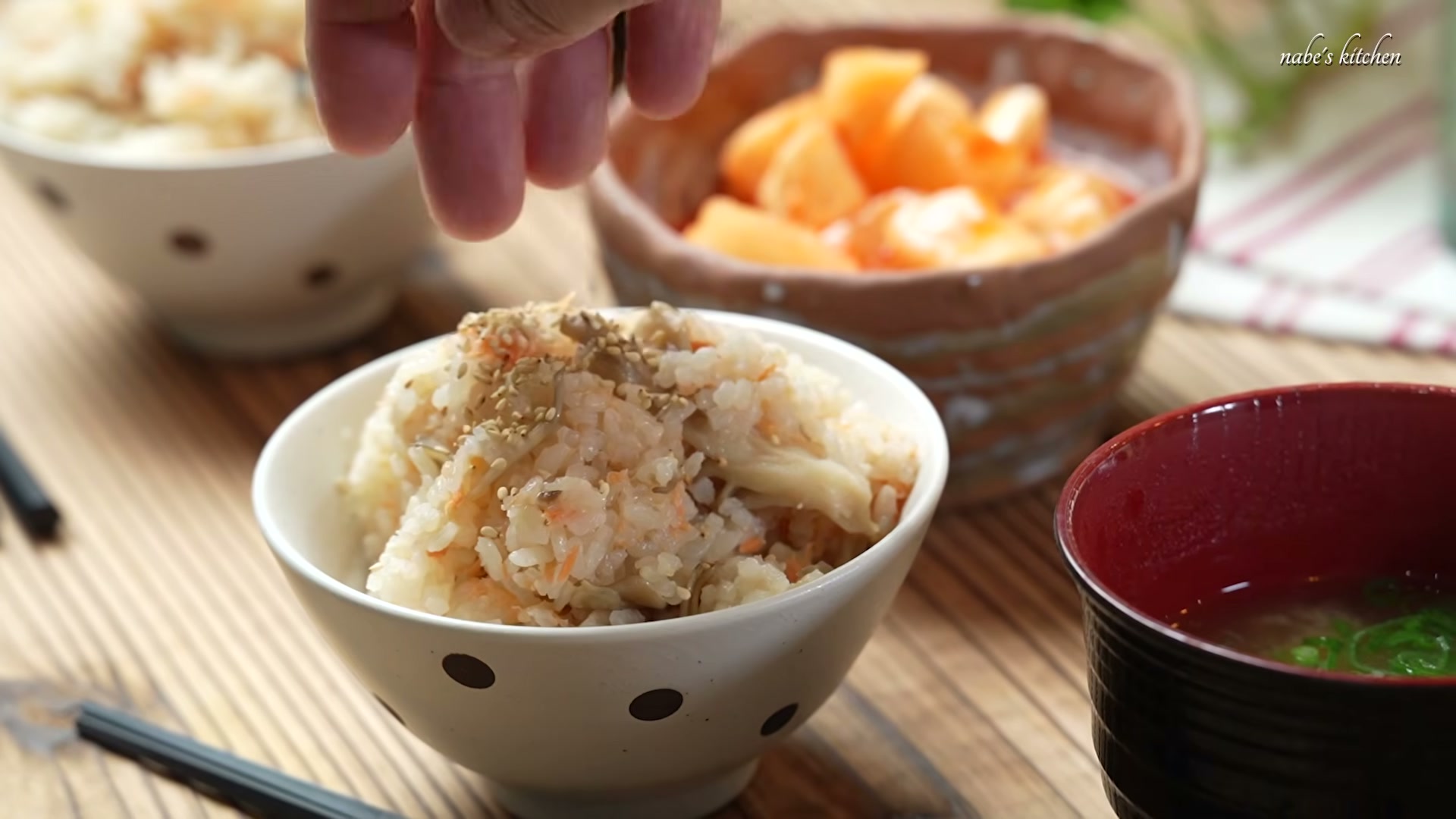 手順10:お茶碗に盛り、お好みで白ゴマと大葉をトッピングして完成です。(※味変でバターを混ぜるのもオススメです。)