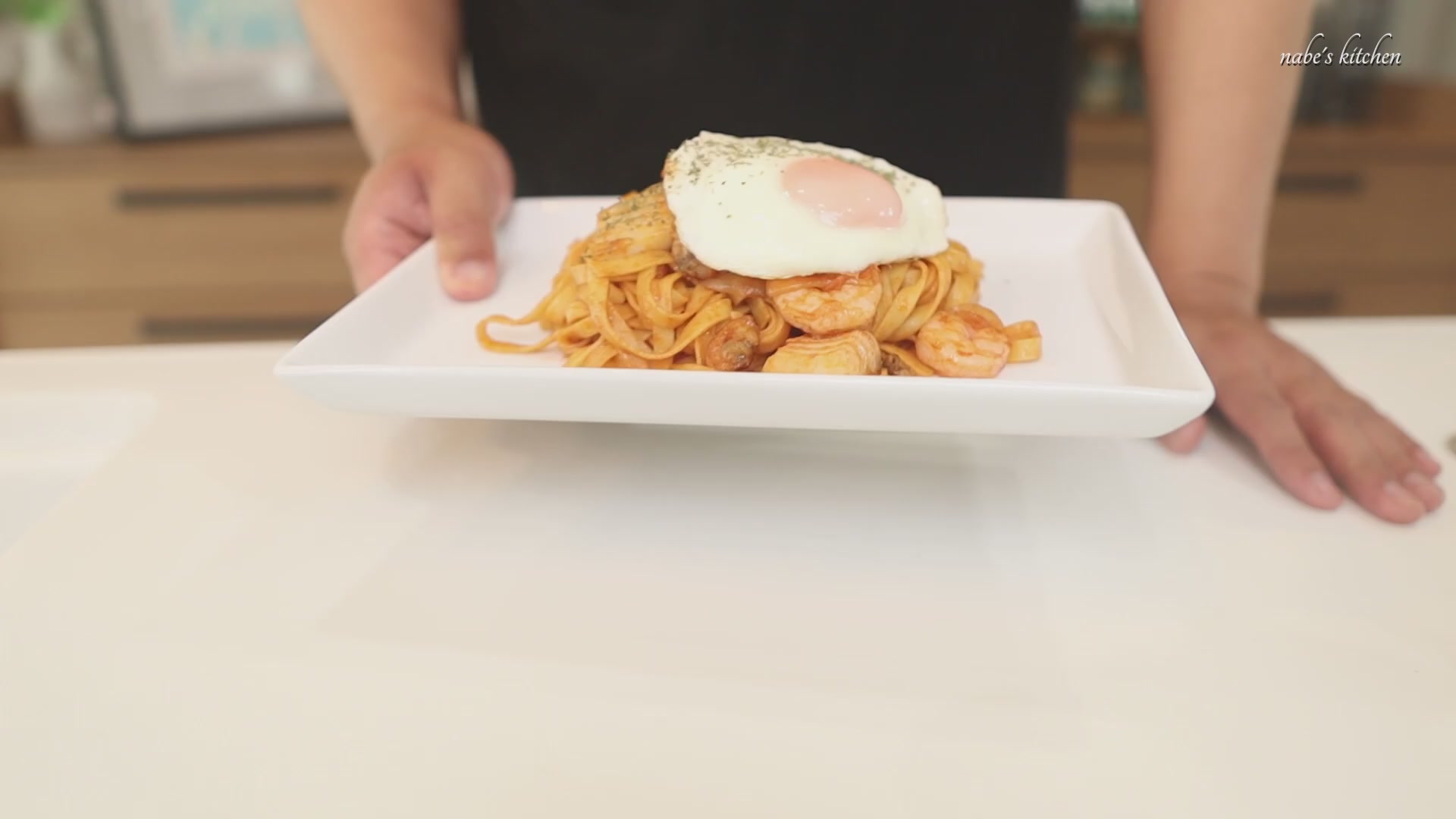 手順6:仕上げにオイスターソースをからめ、目玉焼きをのせたら完成