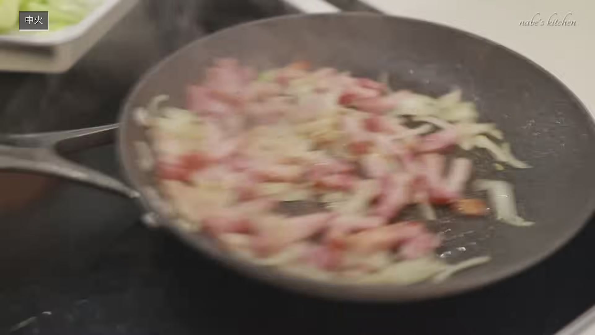 手順3:たまねぎがしんなり透明になったら、おろしにんにくを入れる