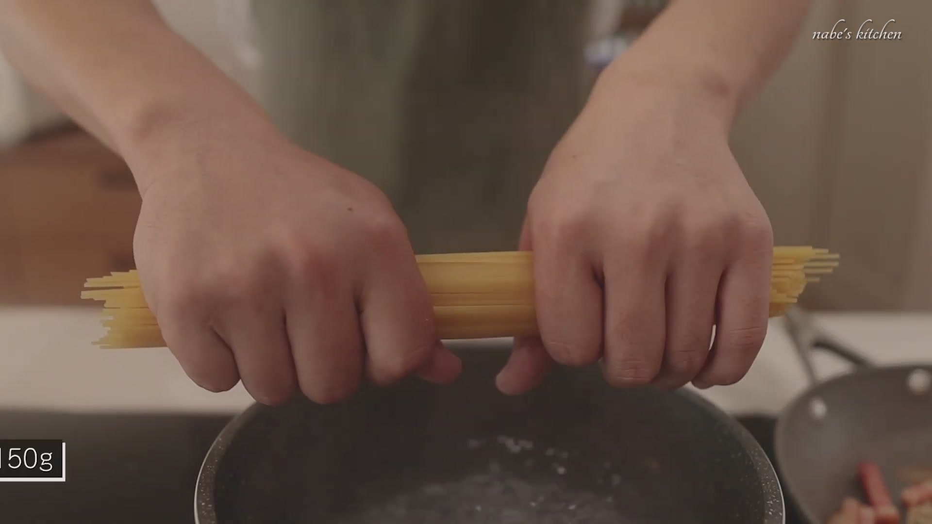 手順6:たっぷりのお湯に塩を入れ、パスタ麺を半分に折って表記+1分茹でる