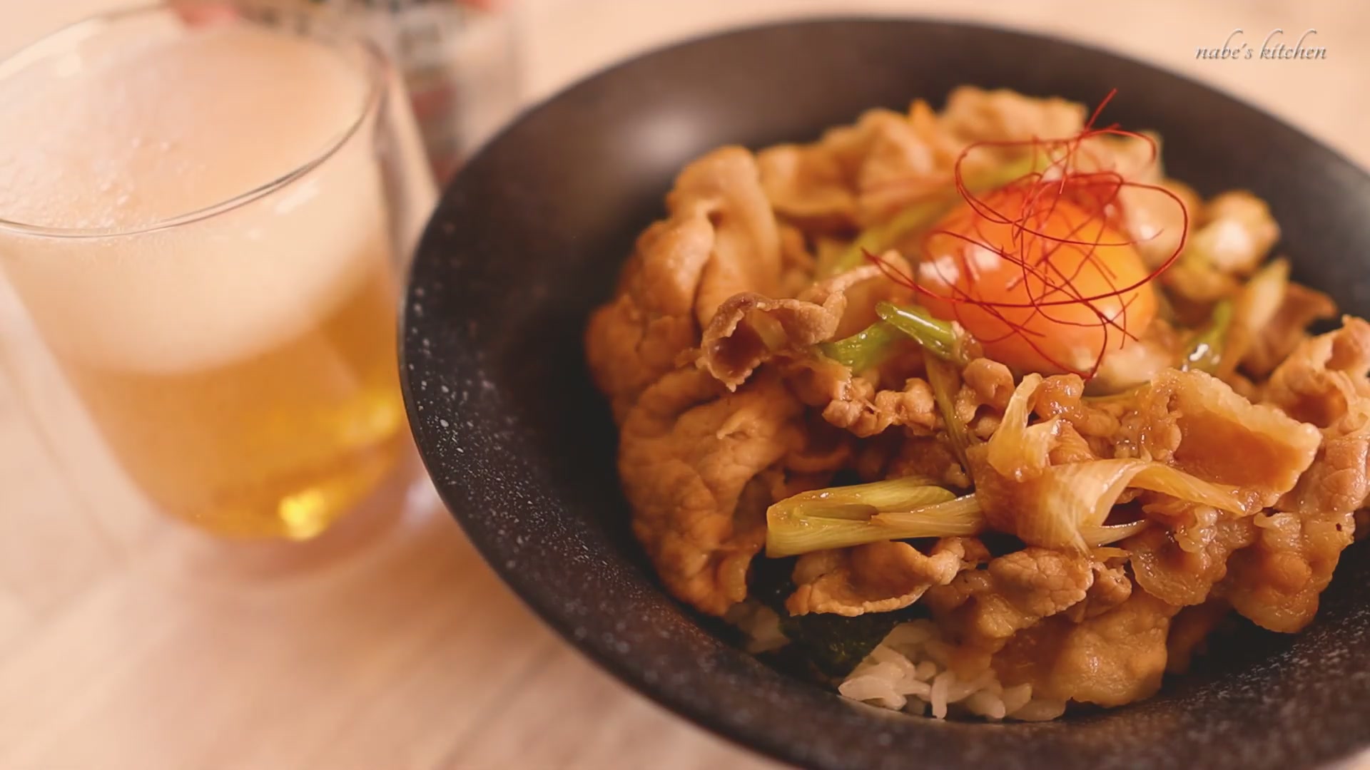 手順9:味がなじんだらごはんにのせ、卵黄と糸とうがらしをのせて完成