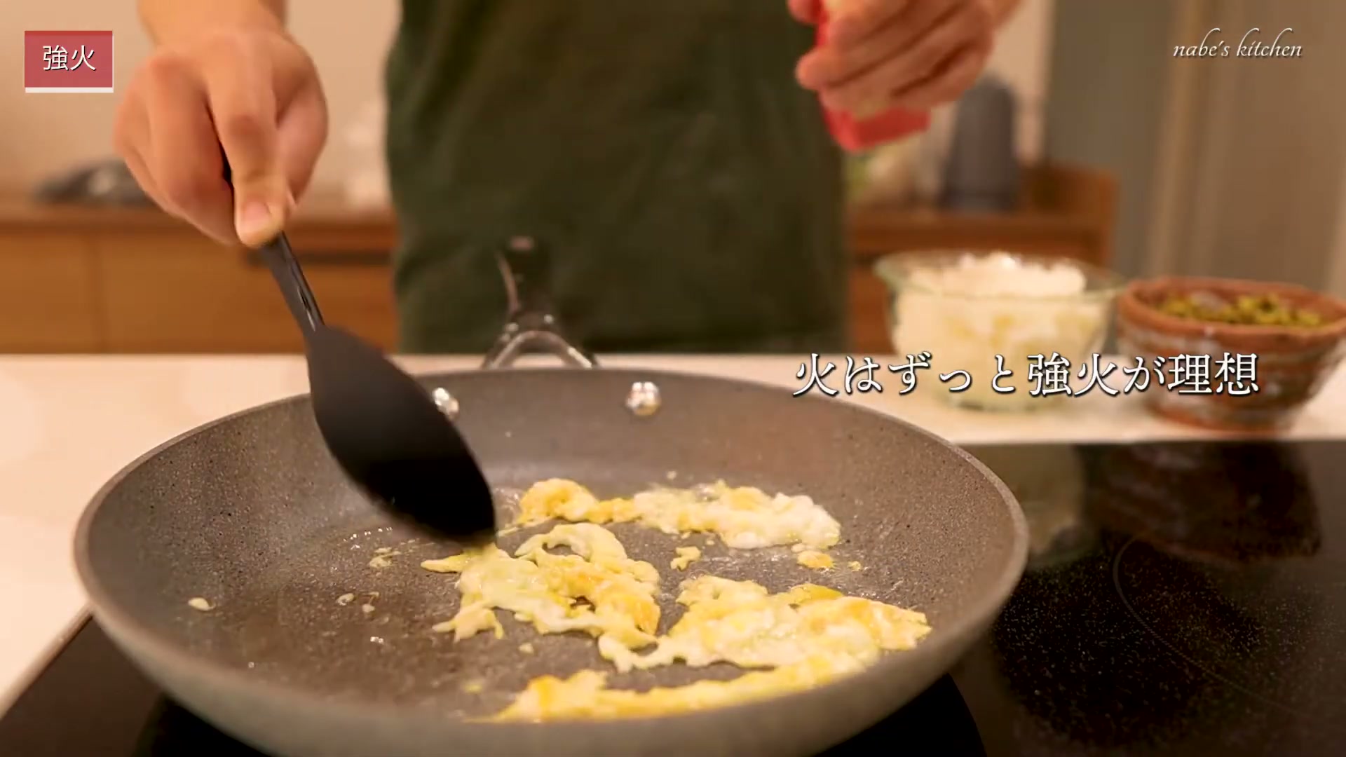 手順2：卵をよく炒めて、おろしニンニクを少々入れる