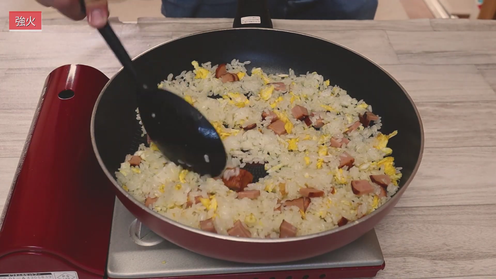 手順6：塩こしょう・味の素を入れて再度炒める