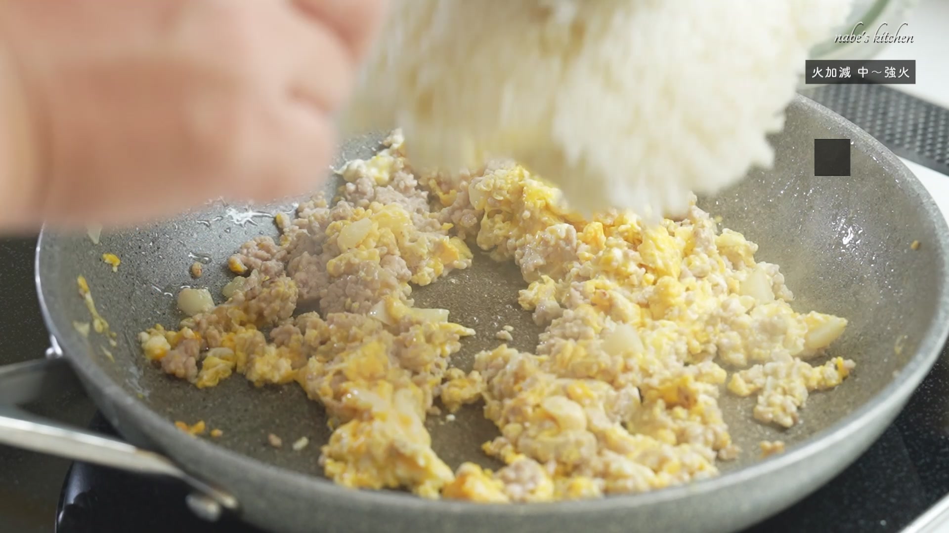 手順4:ご飯と料理酒を入れて、全体をほぐしながら炒める