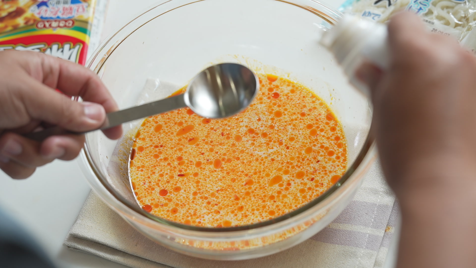 手順1:麻婆の素に白だし・白ごま・無調整豆乳を入れて、しっかり混ぜる