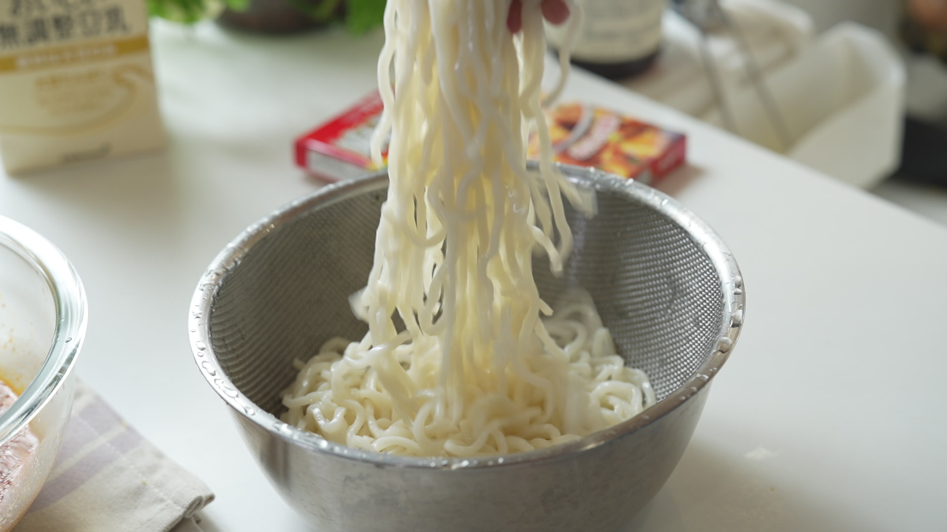 手順3:うどんを水で洗ってほぐす