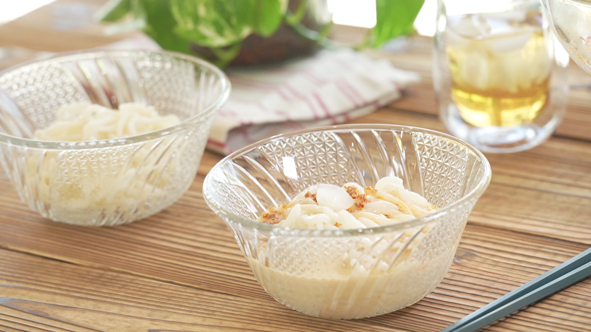 手順4:器にうどんを盛りつけ、スープをかける