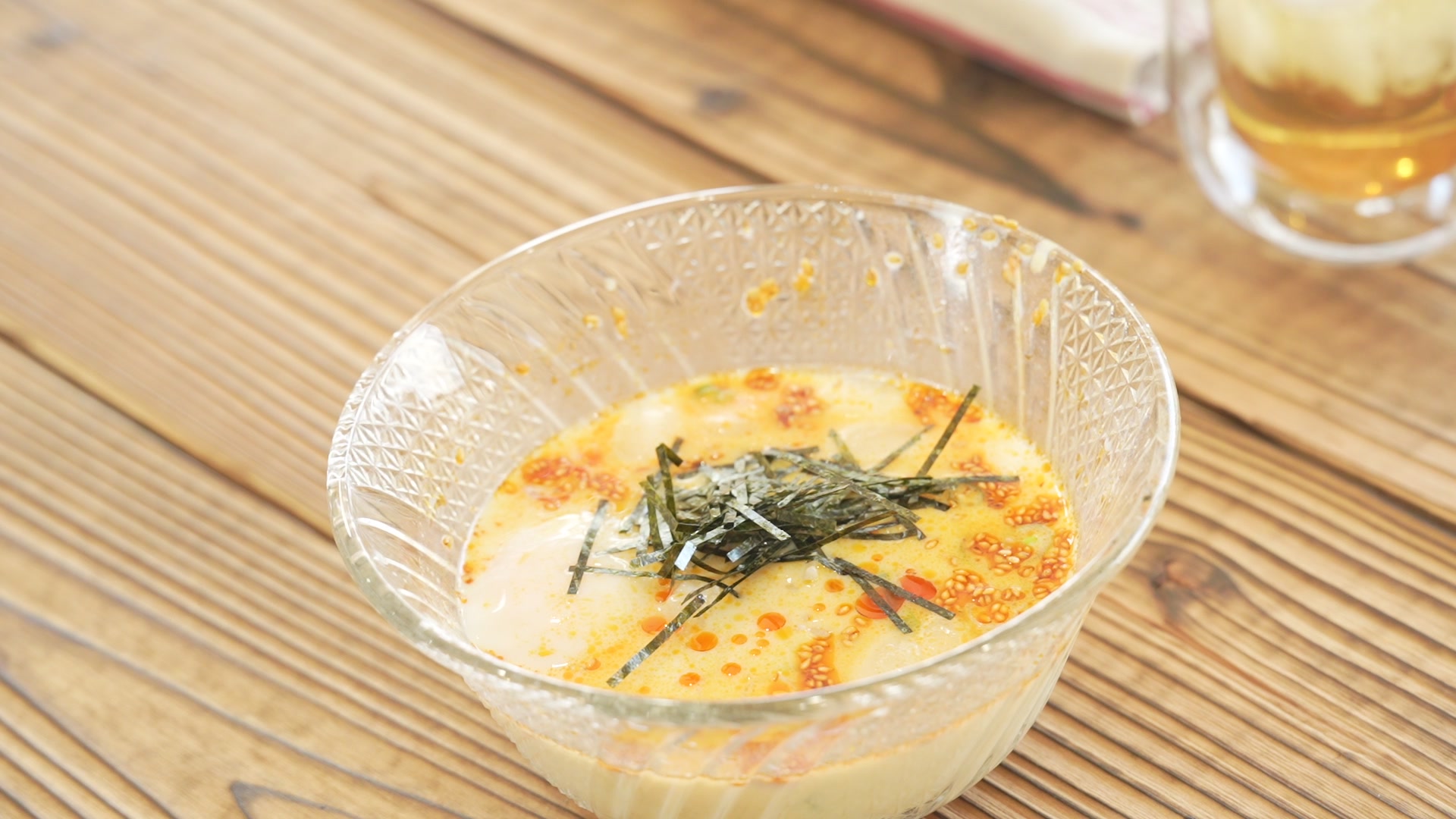 手順6:麺を食べたあと、残ったスープに白ご飯・温泉卵・刻みのりを入れて〆にする