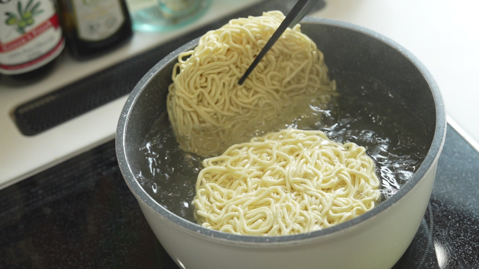 手順2:たっぷりのお湯で麺を茹でる