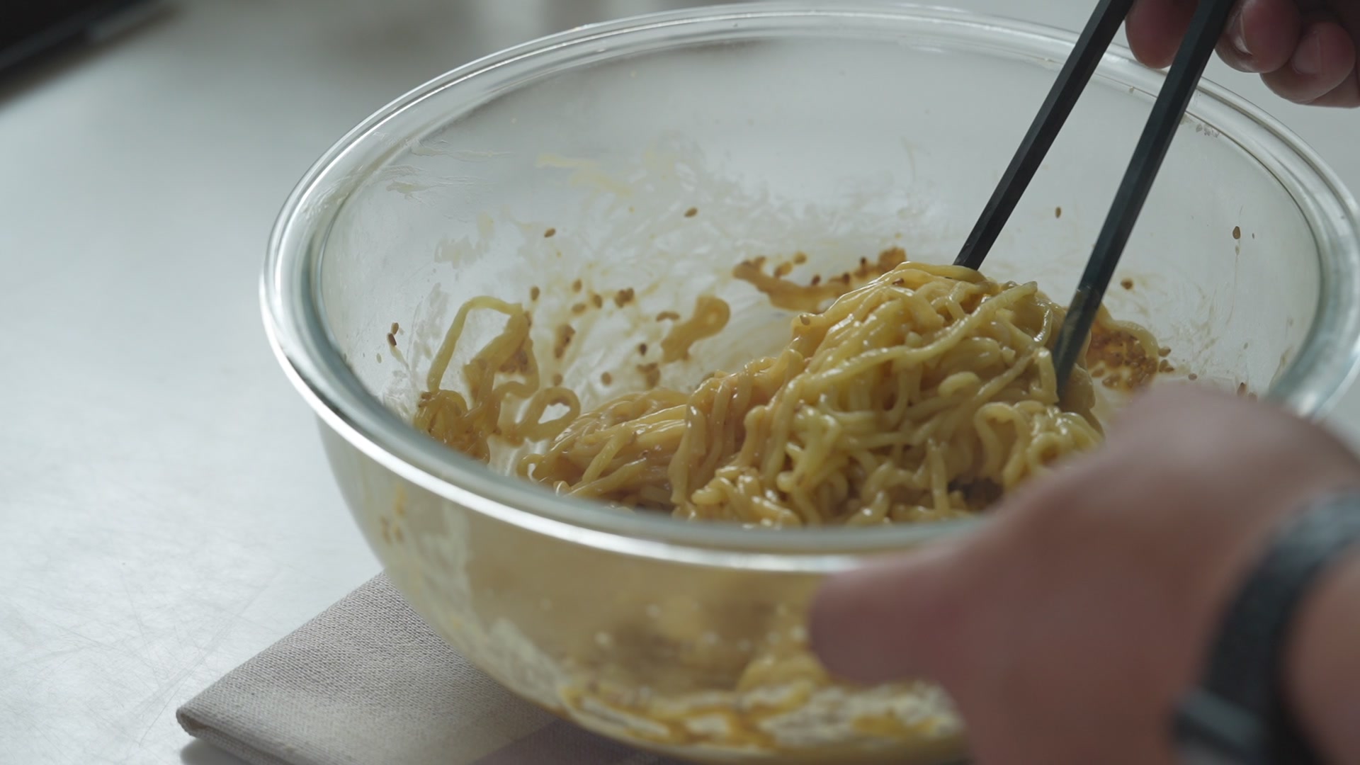手順3:お湯をきった麺をボウルに移して、タレと絡めながら混ぜる
