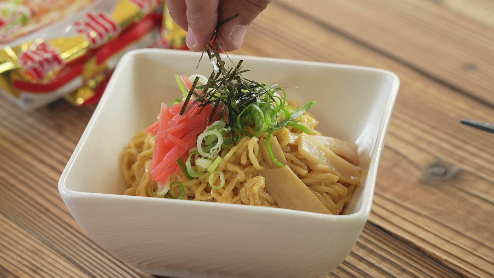 手順4:お皿に盛り付けて、トッピングをのせたら完成