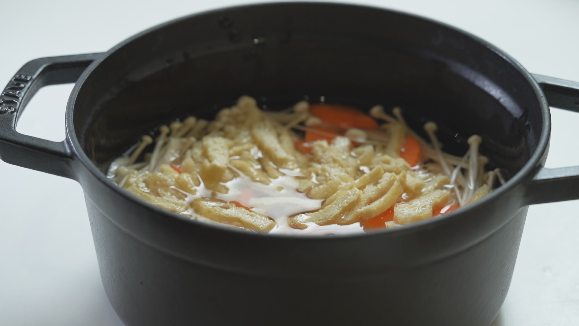手順3：鍋に水を入れて中火で、一番固い野菜に火が通るまで煮る