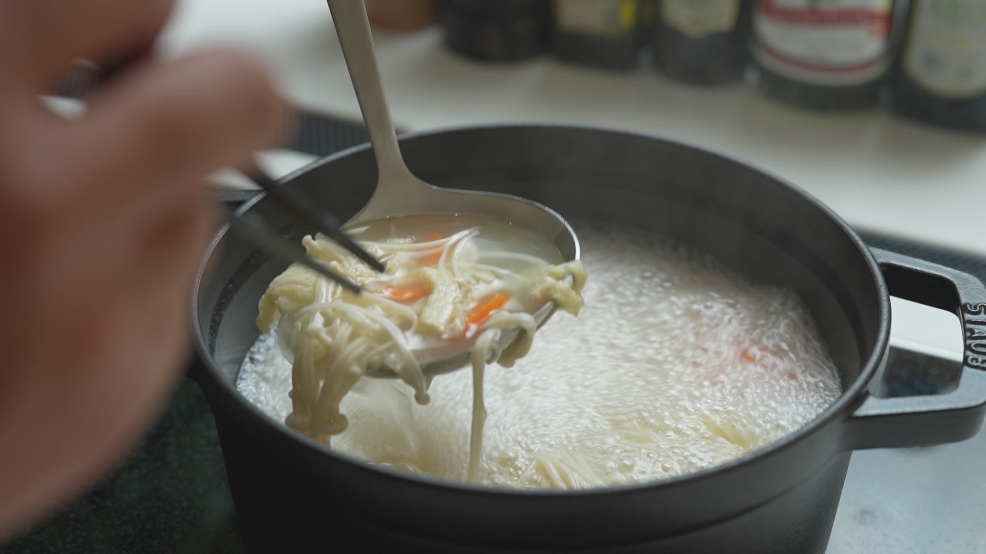 手順4：アクを取りながら煮る。ある程度煮えたところで味の素を加える