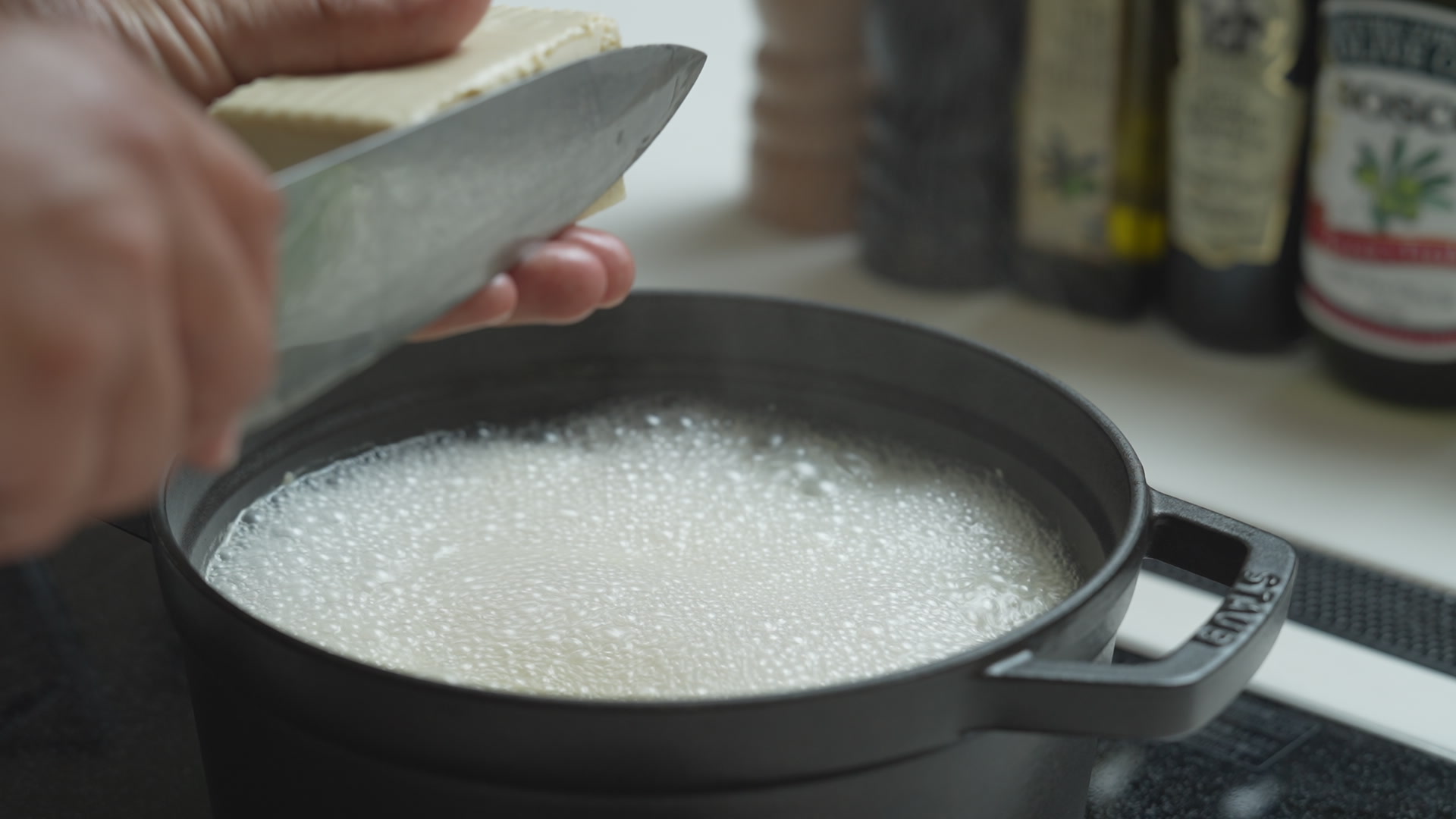 手順5：野菜に火が通ったら豆腐を入れて、温まるまで煮る
