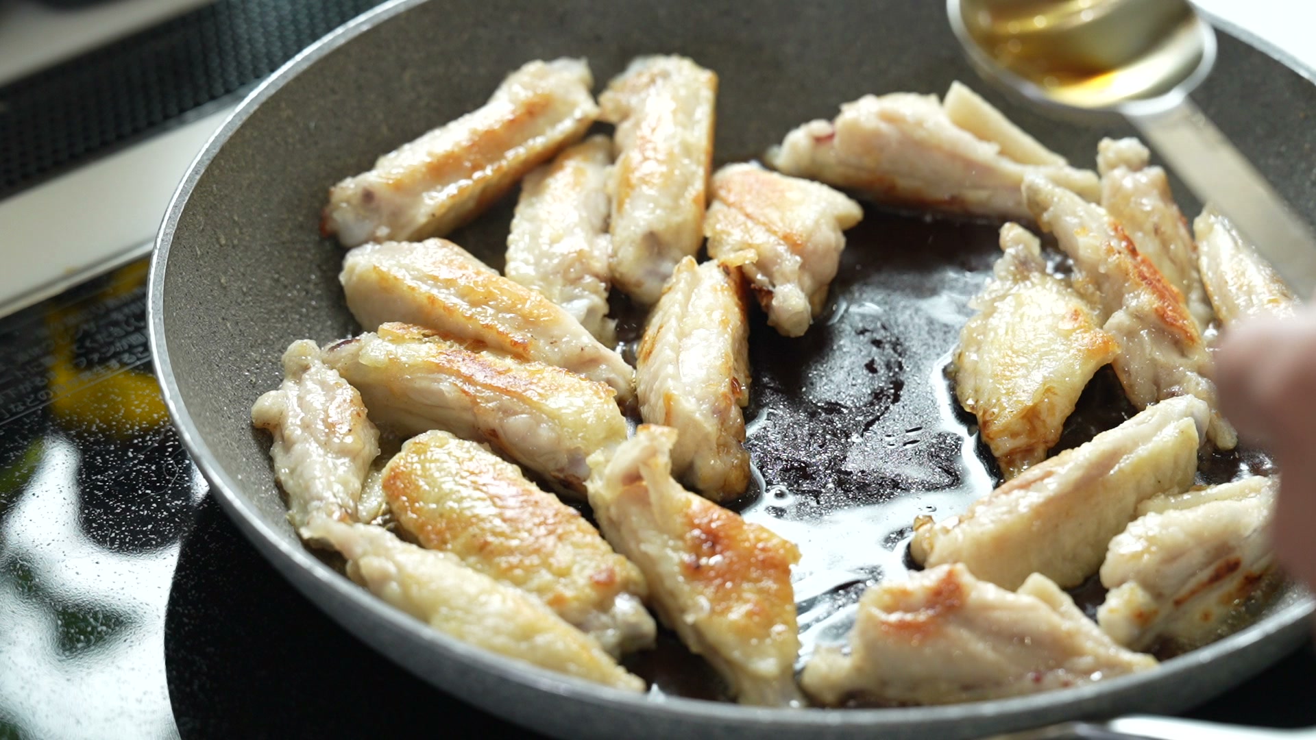 手順5:両面にきれいな焼き色がついたらAの調味料を入れ、さらに炒める(タレを入れると焦げやすくなるので弱火でじっくり。油が少ないと黒く焦げやすいので、足りなければ油を足す)