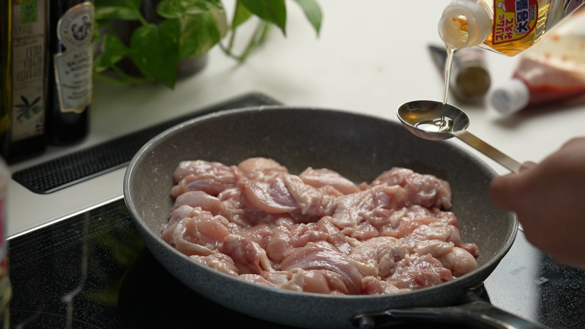 手順4:油(大さじ2)を回し入れ、肉を広げて中火で焼く