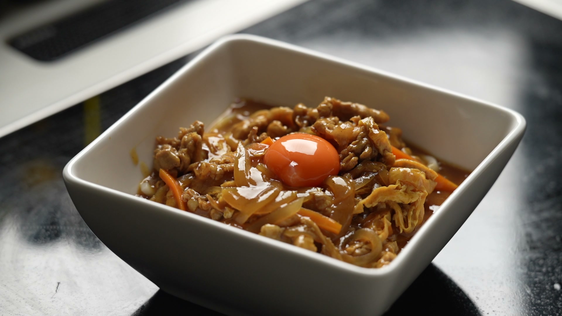 手順10：お好みで卵黄・ネギ・スライスチーズ・一味唐辛子をのせて完成