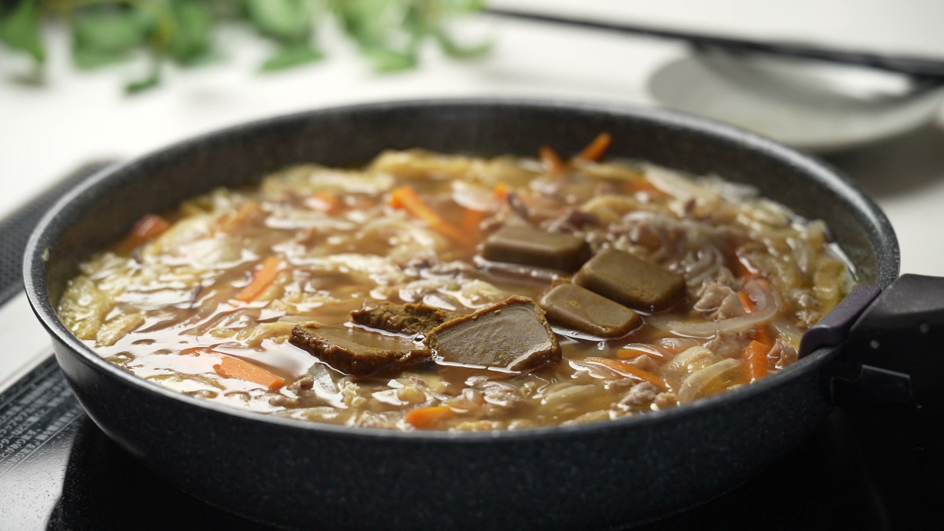 手順6：必ず火を止めてからカレールーを入れ、ダマがなくなるまでしっかり混ぜて溶かす（熱が高すぎるとルーが固まりやすくなる）
