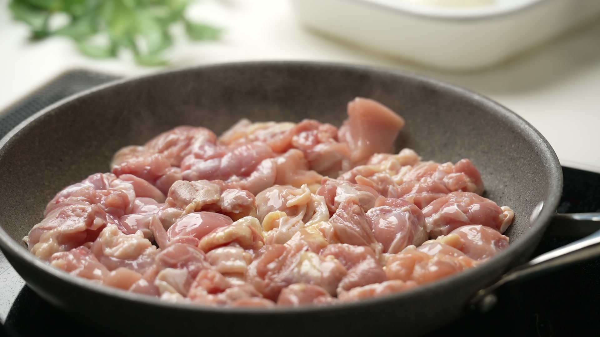 手順3:フライパンに油を引かずに鶏もも肉を並べ、皮目を下にして中火で5分ほど焼く(皮から出る脂で焼き付ける。蓋をすると水分がたまってカリッと焼けないので、蓋はしない)